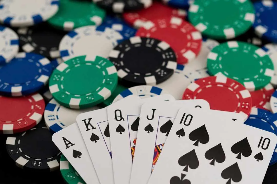 Bí quyết chơi Poker đơn giản nhất cho người mới bắt đầu 2 Hiểu rõ luật chơi sẽ giúp người mới dễ làm quen với ván bài